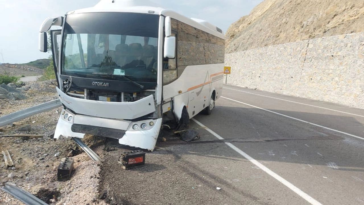 Konya-Antalya Yolunda Kaza! Midibüs Bariyerlere Çarptı