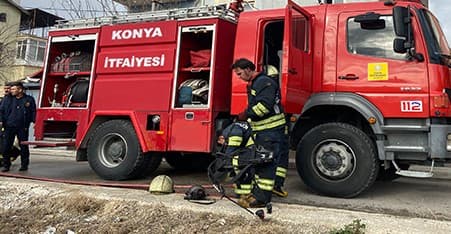 Konya'da Çatı Katında Yangın! 7 Katlı Binada Büyük Panik