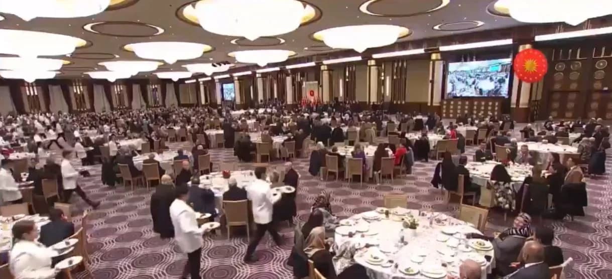 Geçim Sıkıntısındaki Emekliye Sarayda Ziyafet