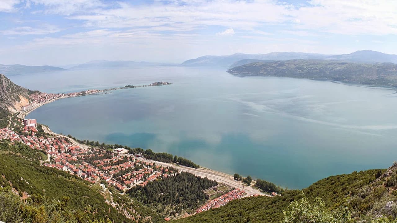 Eğirdir Gölü’nde Su Çekildi, 2500 Yıllık Mezar Ortaya Çıktı!