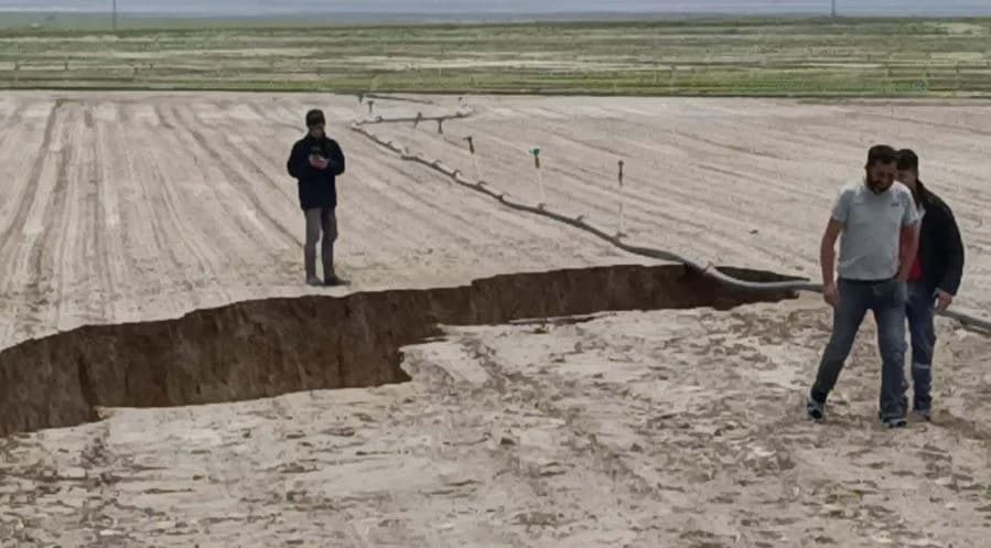 Yağmur Sonrası Konya’da Şok Yarık! Tarlayı 100 Metre Boyunca İkiye Böldü