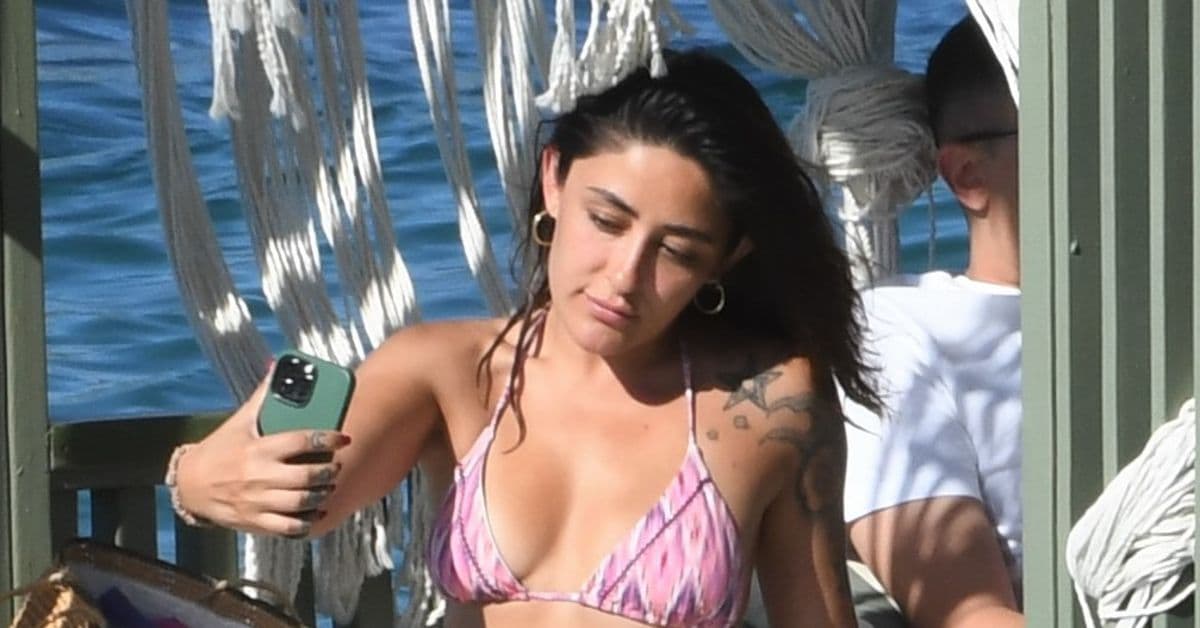 Melek Mosso İlk Kez Açıkladı: "Çocukluğumdan Beri Üç Kez Tacize Uğradım"