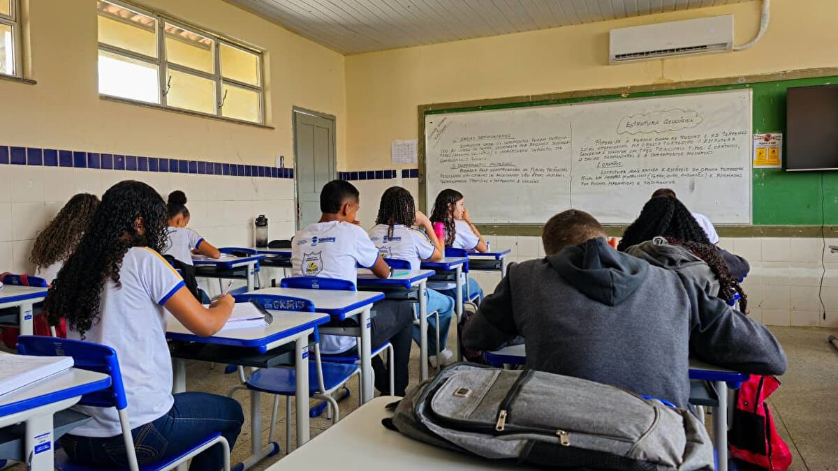 Bakan Açıkladı: Zorunlu Eğitim Kısaltılıyor, Okul Kıyafetleri Geri Geliyor
