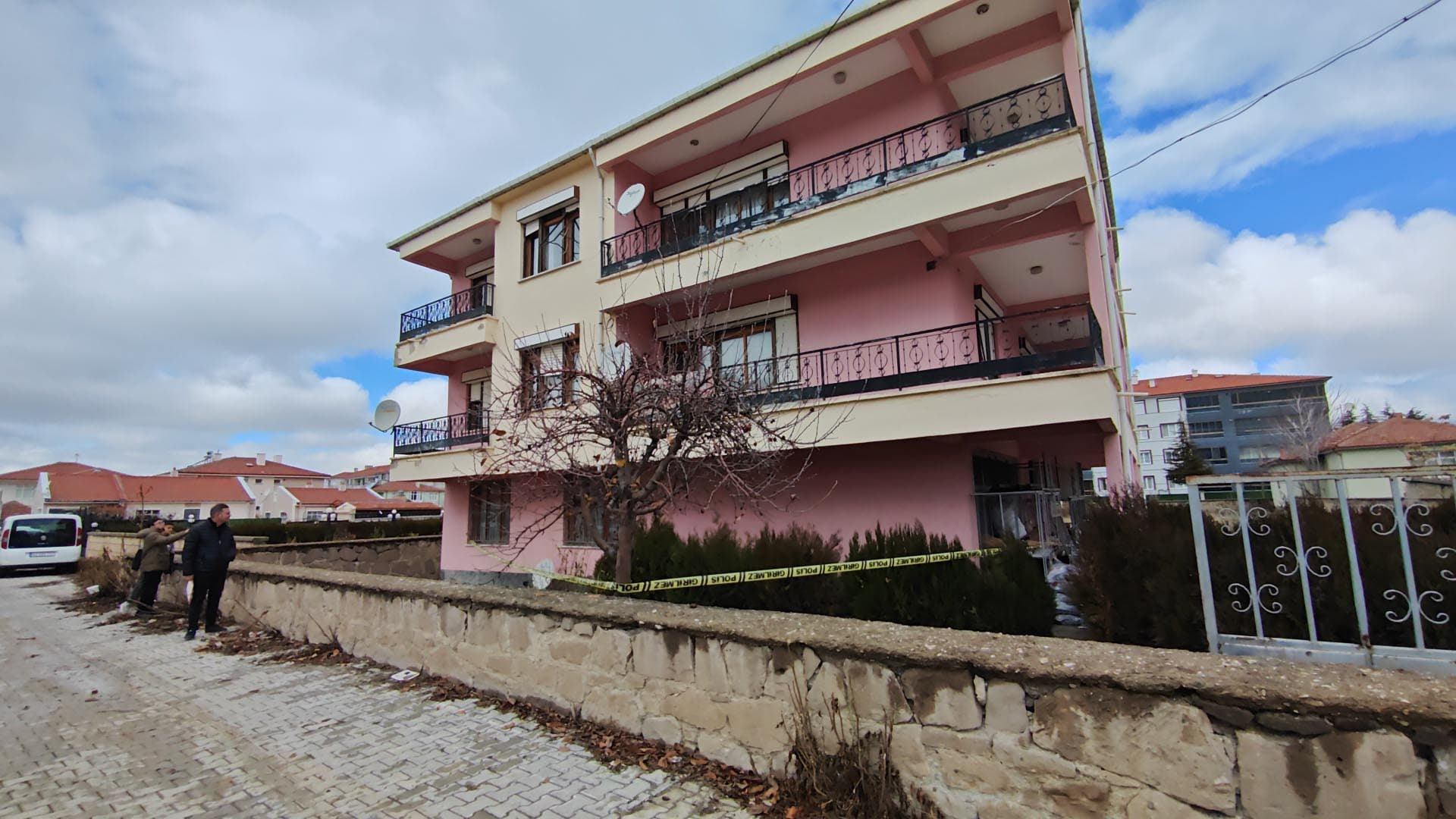 Konya'da itfaiye eri, 3'üncü kat balkonundan düşerek öldü