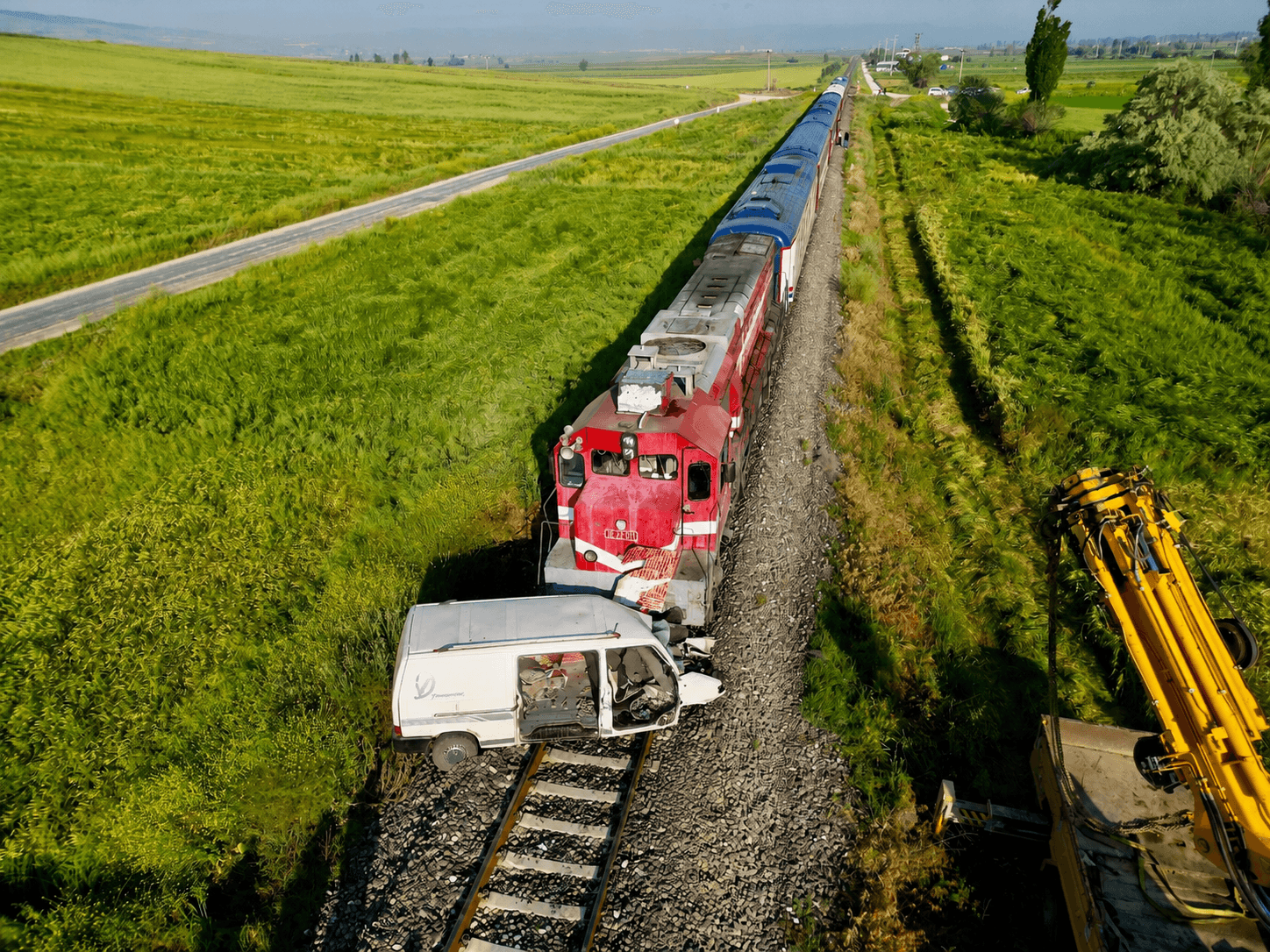 Konya Yolunda Facianın Eşiğinden Dönüldü: Tren Kamyoneti Sürükledi