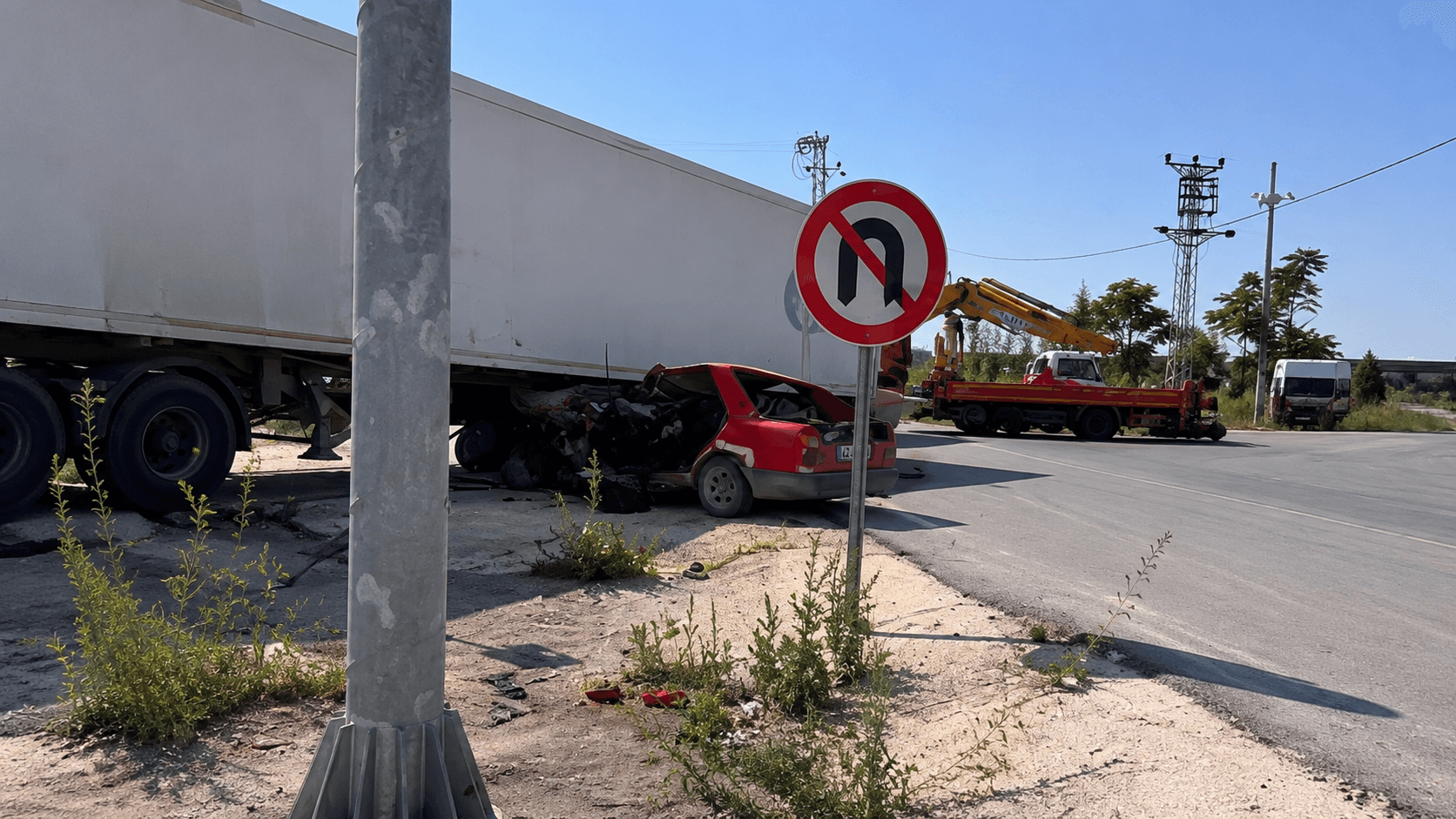 Çumra'da Feci Kaza: TIR'ın Altına Giren Otomobilde 2 Ölü
