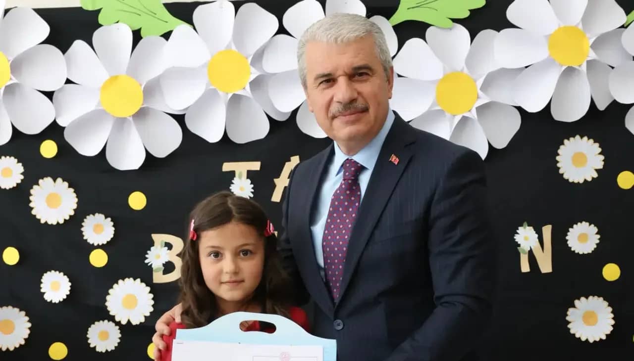 Konya Valisi Akın Öğrencilerin Karne Sevincine Ortak Oldu