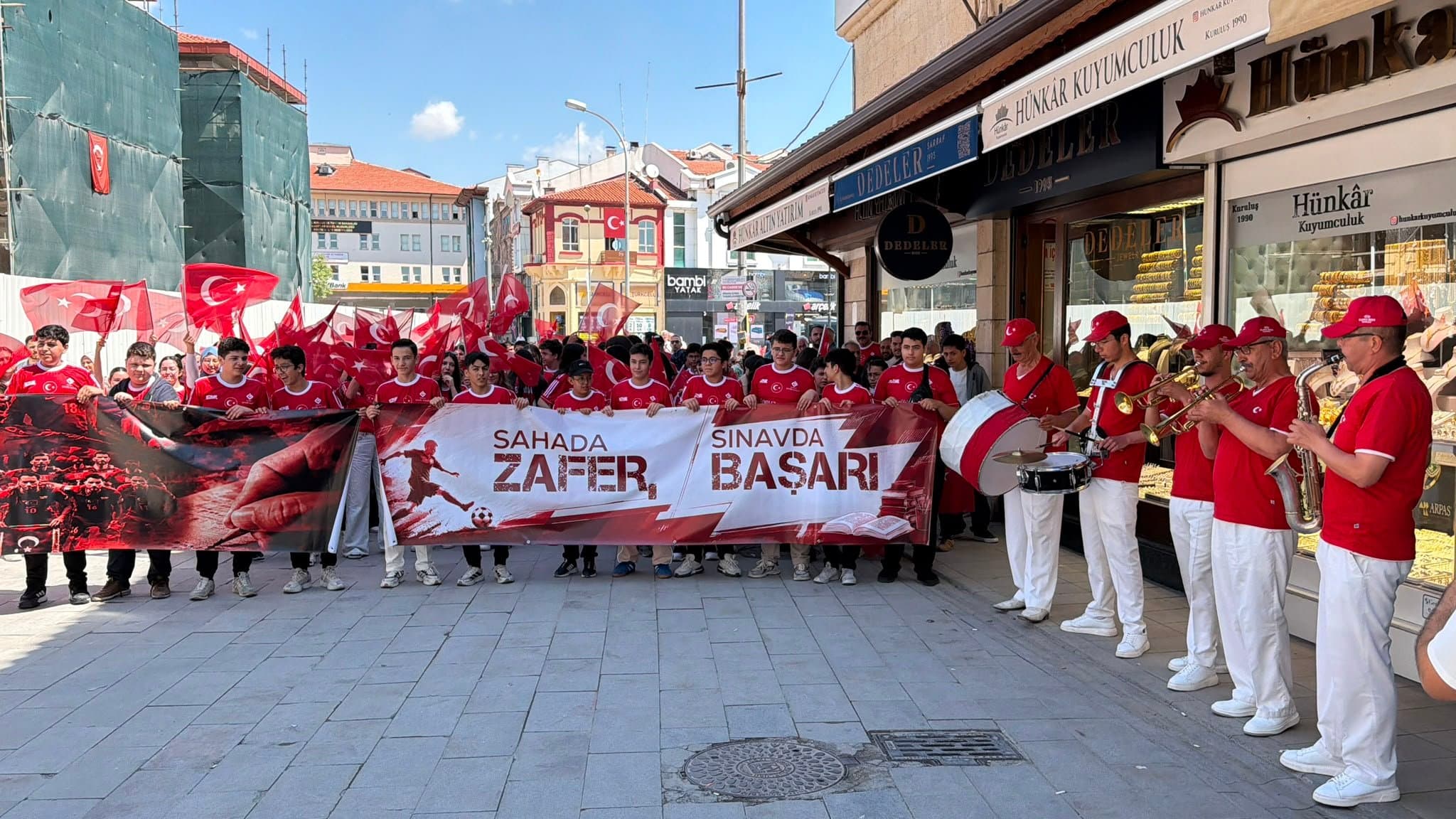 Konya'da LGS Ve Milli Takım İçin Anlamlı Destek Yürüyüşü