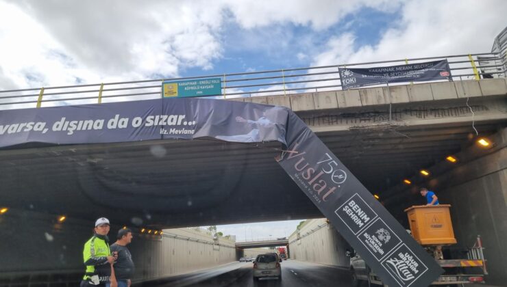 Konya’da belediye tabelası yola düştü trafik büyük tehlike atlattı