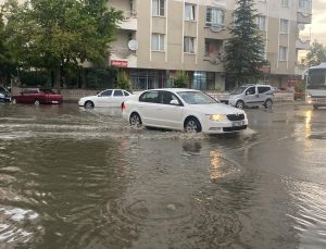 Konya’da Sağanak Yağış Hayatı Olumsuz Etkiledi: Yollar Göle Döndü