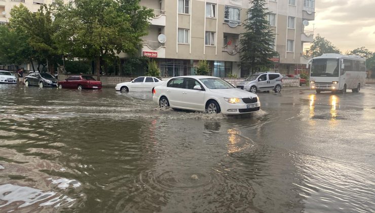 Konya’da Sağanak Yağış Hayatı Olumsuz Etkiledi: Yollar Göle Döndü