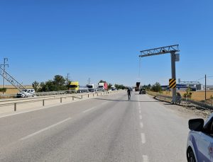 TIR’ın açık kalan dorsesi EDS’ye çarptı; o anlar kamerada