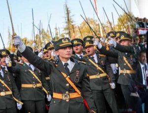 Akit Yazarından Türk Subayına Hakaret: “Tipe Bak! Gözleri Resmen Felfecir Okuyor”