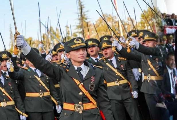 Akit Yazarından Türk Subayına Hakaret: “Tipe Bak! Gözleri Resmen Felfecir Okuyor”