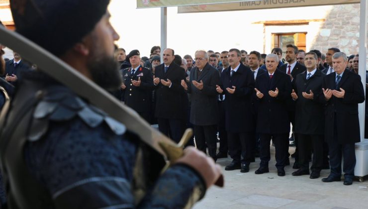 Cumhurbaşkanı Yardımcısı Yılmaz, Konya’da Selçuklu Sultanlarına Saygı Nöbetini İzledi