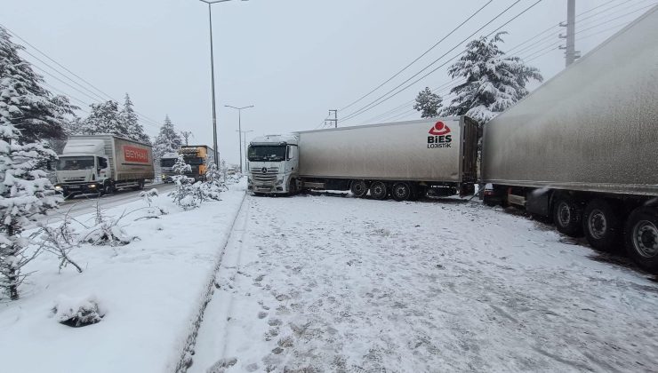 Konya Ereğli’de Buzlanma Kazaya Neden Oldu: İki Tır Makasladı!