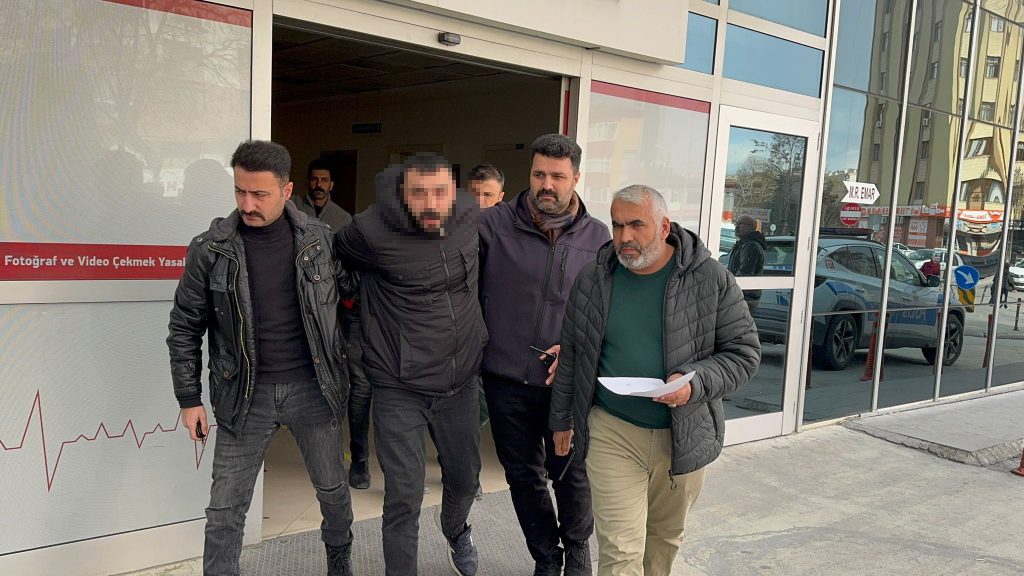 Eşinin Boşanma Dilekçesini Yazan Arzuhalcinin Dükkanını Ku