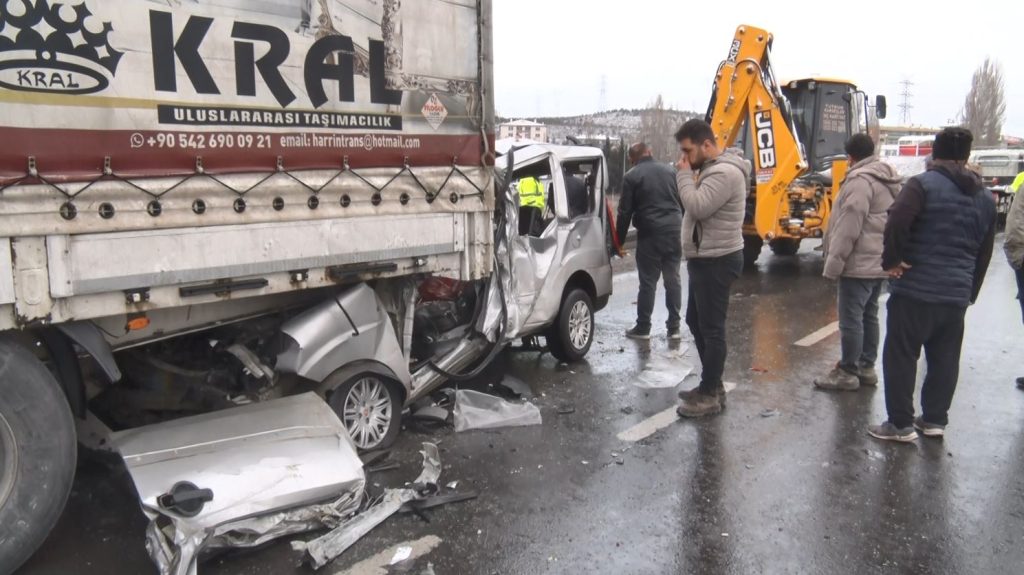 Hafif Ticari Araç, Tir'a Arkadan çarptı; üniversiteli Caner