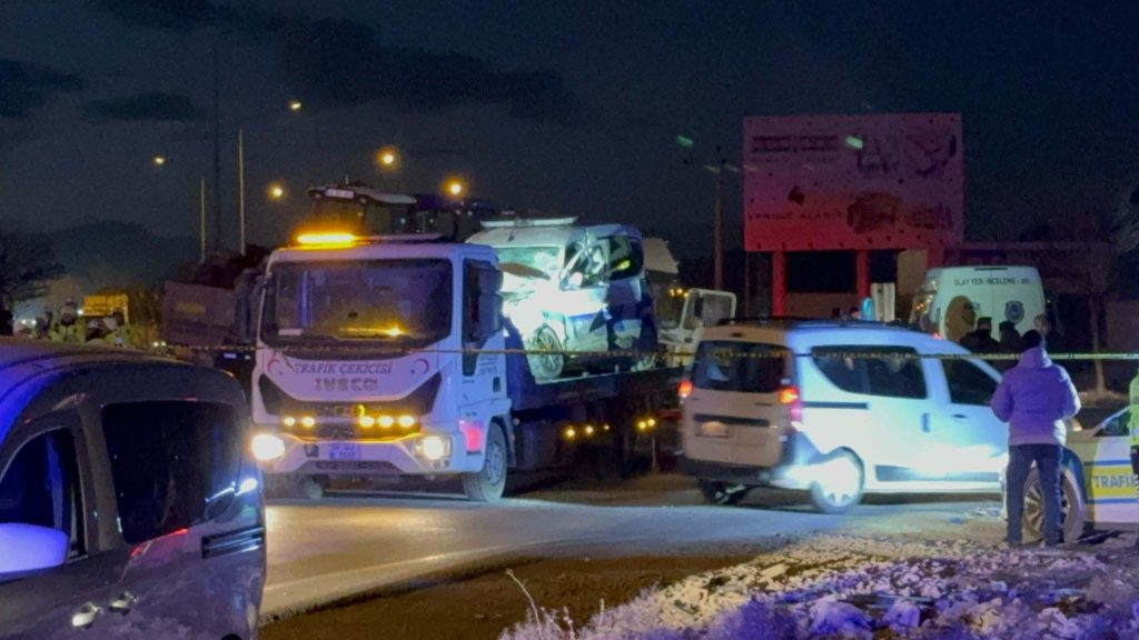 Konya'da Tir, Ekip Otosuna Arkadan çarptı; 1 Polis şehit Oldu