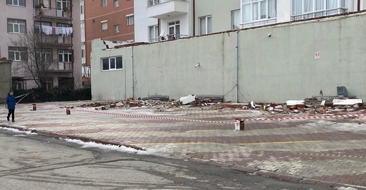 Konya’da Apartman Duvarı Çöktü! Araçlar Hasar Gördü