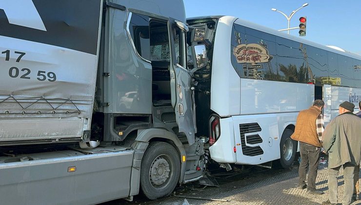 Konya Plakalı Tır, Konya Firmasına Ait Otobüse Çarptı: 1 Ölü, 7 Yaralı