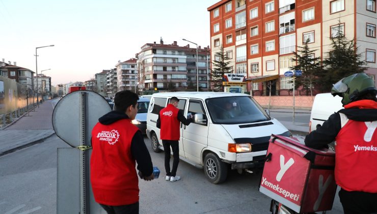 Konya’da İftara Yetişemeyenlere Sürpriz İkram!