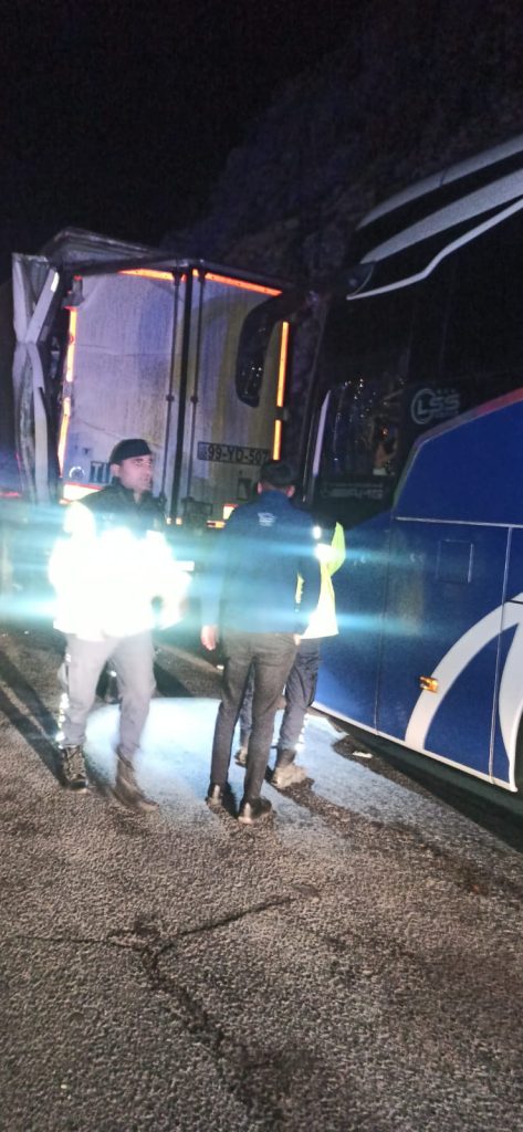 Mersin'de Yolcu Otobüsü, Tir'a çarptı: 10 Yaralı